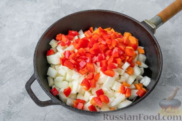 Патиссоны, тушенные с помидорами и сладким перцем