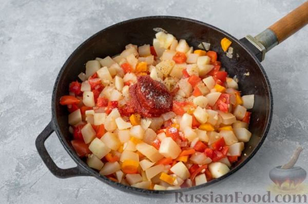 Патиссоны, тушенные с помидорами и сладким перцем