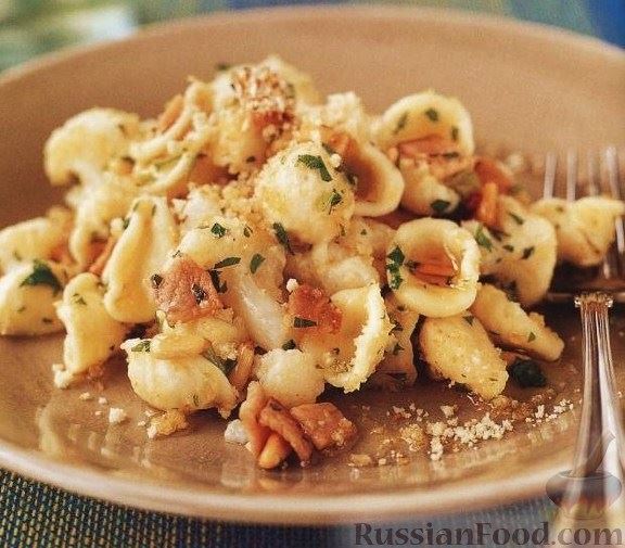 Орекьетте с цветной капустой, беконом и сыром пекорино