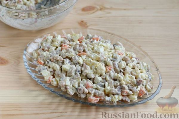 Салат с селёдкой, фасолью, яблоком и грушей